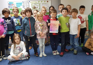 Dzieci prezentują statuetkę i dyplom z konkursu Taneczna karuzela